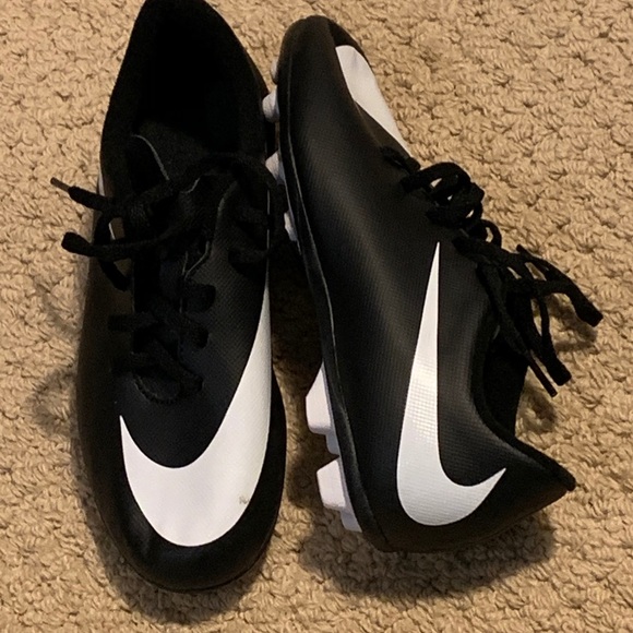 Boys BNWOT Nike Soccer Shoes - Picture 2 of 4